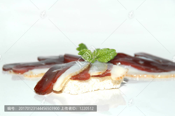 煙熏鵝胸切成片