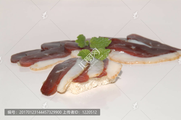 煙熏鵝胸切成片