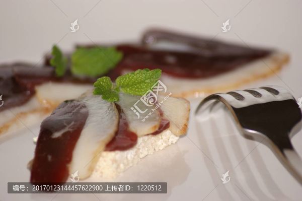 煙熏鵝胸切成片