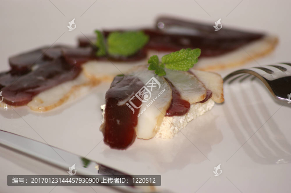 煙熏鵝胸切成片