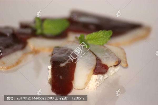 煙熏鵝胸切成片