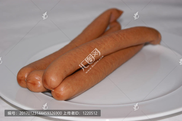 德國風(fēng)格的香腸在一個白色的盤子上