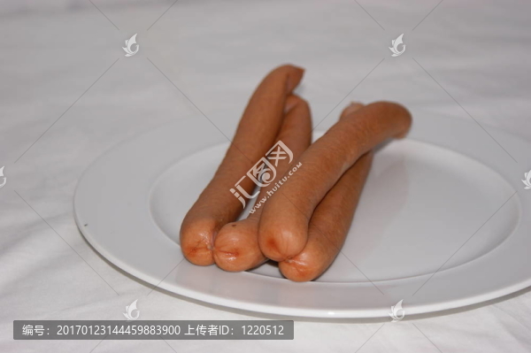 德國風格的香腸在一個白色的盤子上