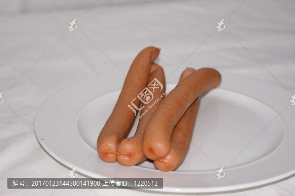 德國(guó)風(fēng)格的香腸在一個(gè)白色的盤子上