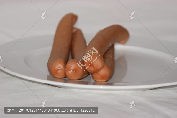 德國風(fēng)格的香腸在一個白色的盤子上