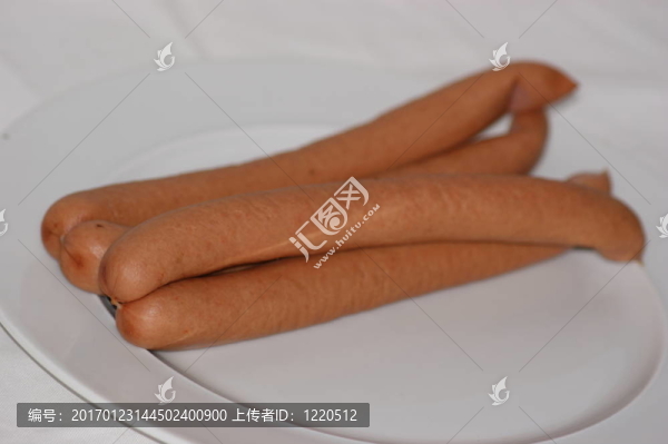 德國風(fēng)格的香腸在一個(gè)白色的盤子上