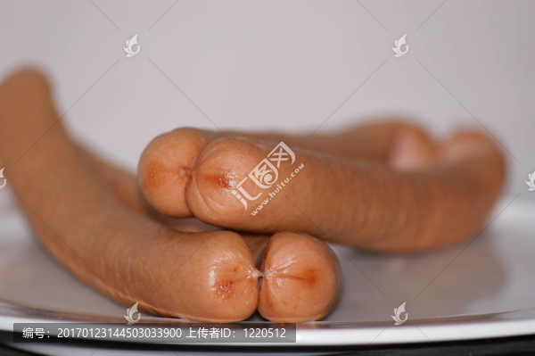 德國風(fēng)格的香腸在一個白色的盤子上
