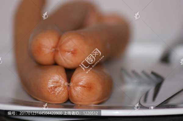 德國(guó)風(fēng)格的香腸在一個(gè)白色的盤子上