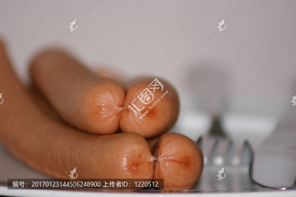 德國(guó)風(fēng)格的香腸在一個(gè)白色的盤子上