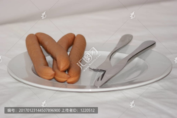 德國風(fēng)格的香腸在一個白色的盤子上