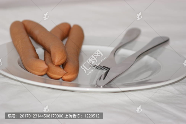 德國風格的香腸在一個白色的盤子上