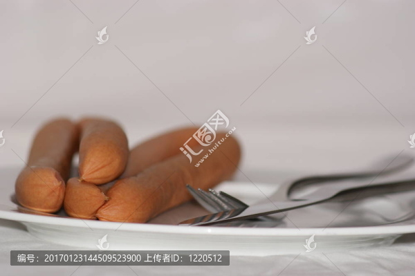德國風(fēng)格的香腸在一個白色的盤子上
