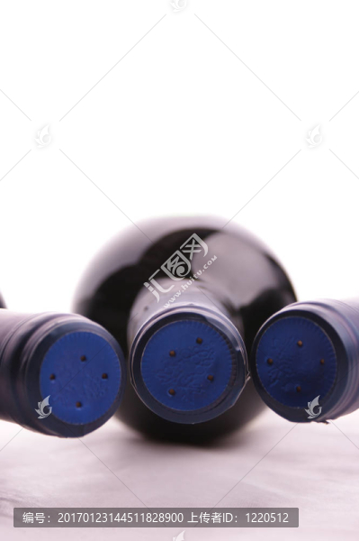 一個藍色的帽子Redwinebottle
