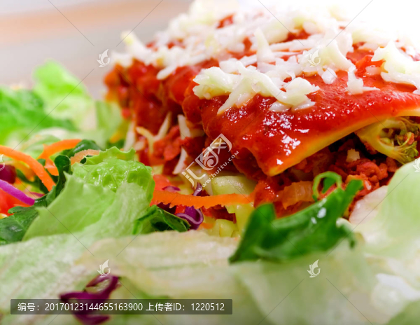 靠近lasagana沙拉