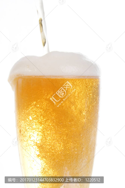 貧困的啤酒在玻璃