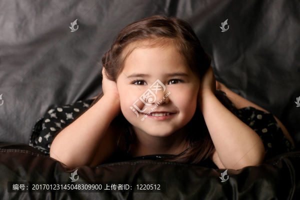 可愛的小孩捂著耳朵