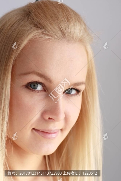微笑的金發(fā)女人