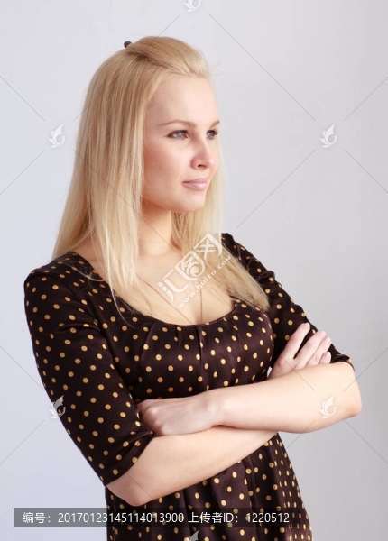站在灰色背景的女人