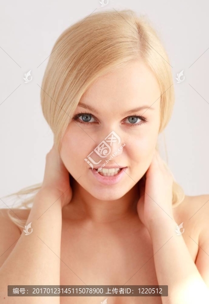 微笑的金發(fā)女人近起來