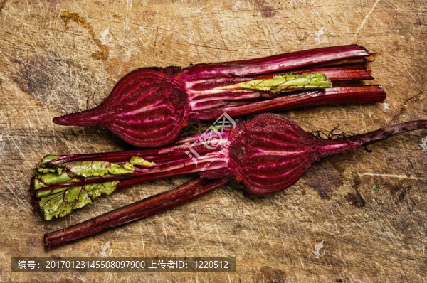 在木制的桌子甜菜。