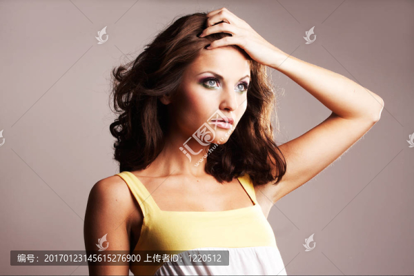 時(shí)尚女孩的姿勢(shì)
