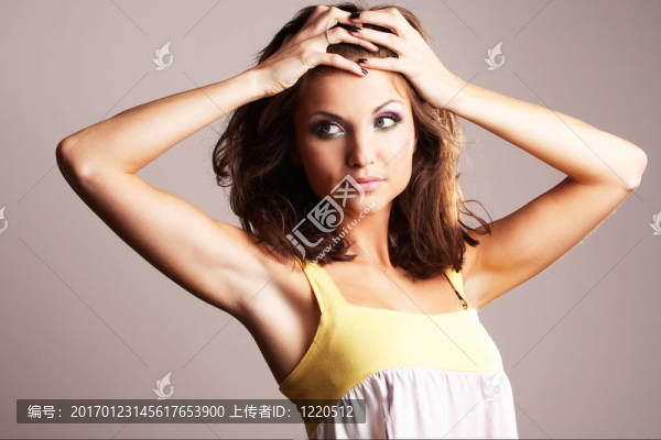 時(shí)尚女孩的姿勢(shì)