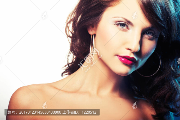 用紅色口紅的女孩肖像