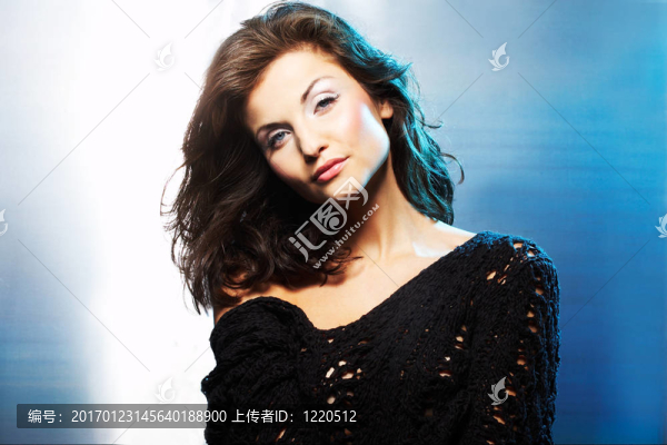 藍(lán)色背景上的女孩