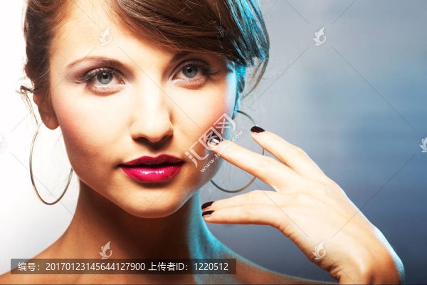 用紅色口紅的女孩肖像