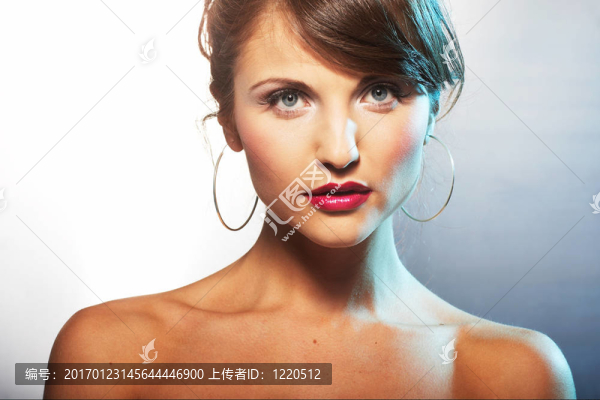 用紅色口紅的女孩肖像
