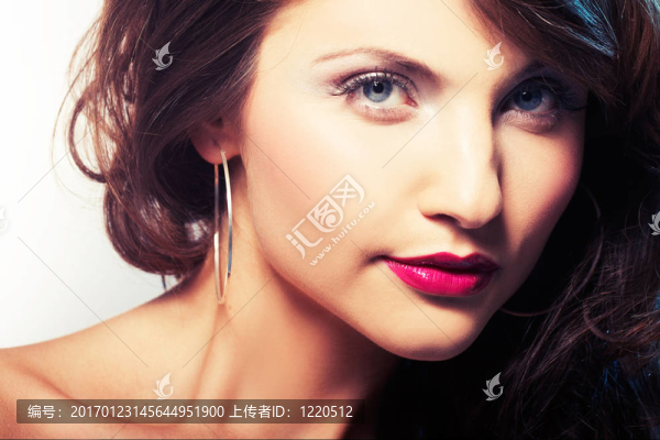 用紅色口紅的女孩肖像
