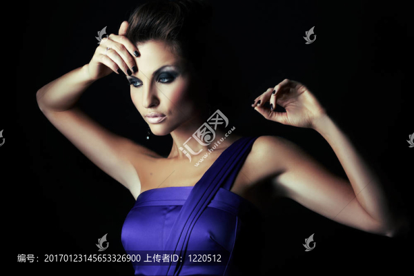 性感黑發(fā)時(shí)尚女孩在紫色的連衣裙畫像