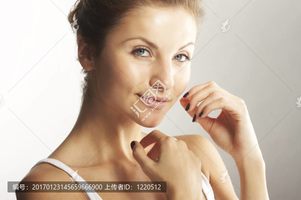 一個快樂的年輕女人