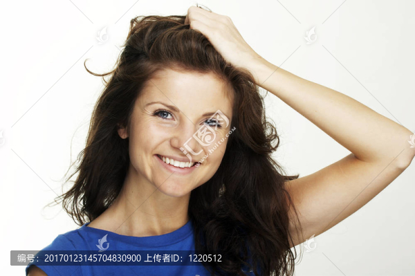一個(gè)快樂(lè)的年輕女人