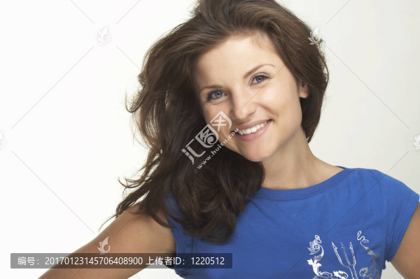 一個快樂的年輕女人