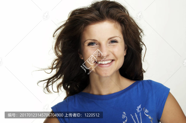 一個(gè)快樂的年輕女人