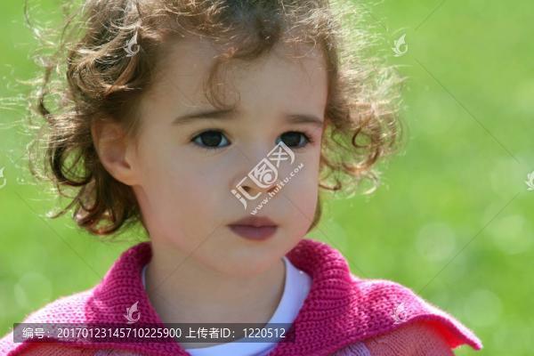 大眼睛的小女孩