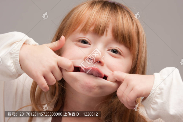 搞笑的紅頭發(fā)女孩的臉