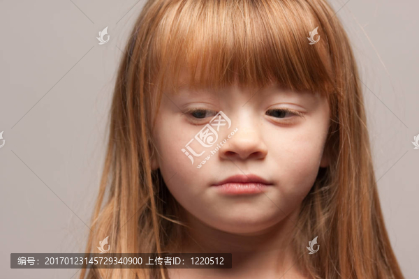 一個(gè)悲傷的紅頭發(fā)女孩的畫像