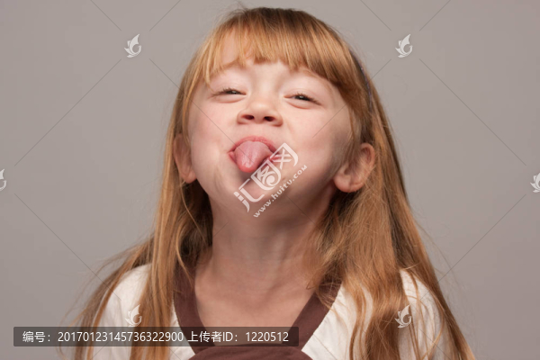 愚蠢的紅發(fā)女孩伸出舌頭