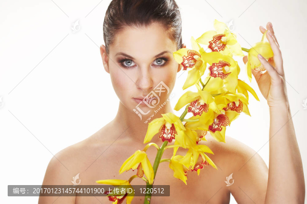 幸福的年輕女人，黃色的花