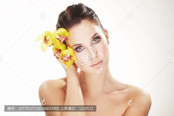 幸福的年輕女人，黃色的花