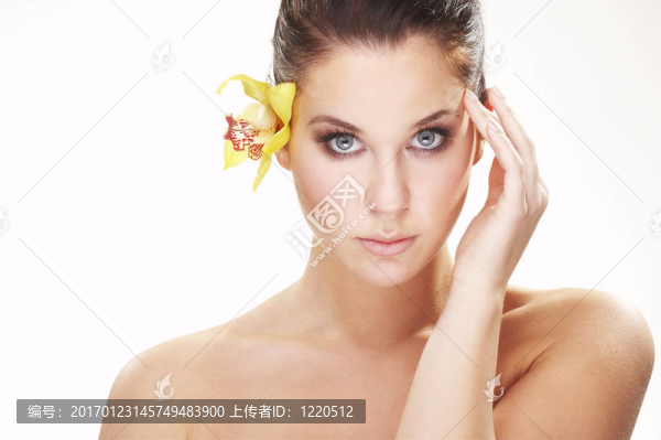 幸福的年輕女人，黃色的花