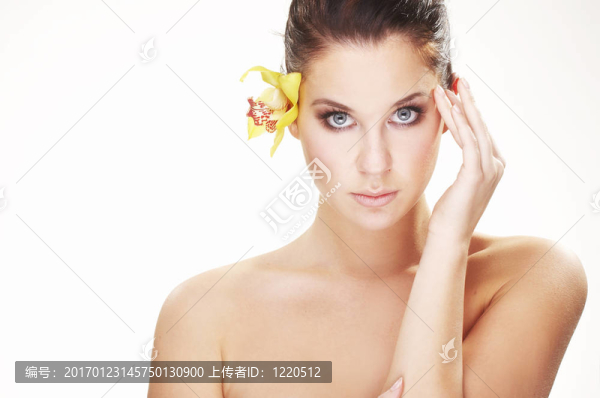 幸福的年輕女人，黃色的花