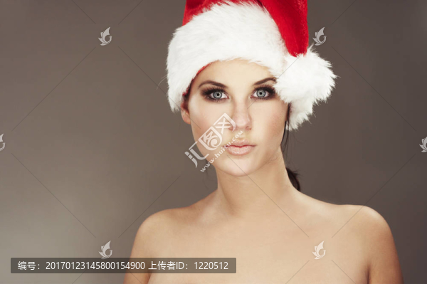 女人戴著圣誕老人的帽子