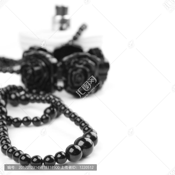 黑色項(xiàng)鏈，手鐲和香水；