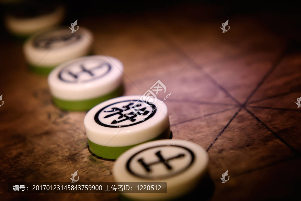 中國象棋夜間弱光。