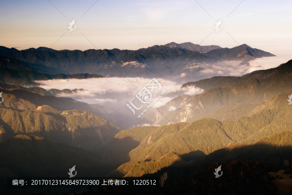 高山中的云海和瀑布。