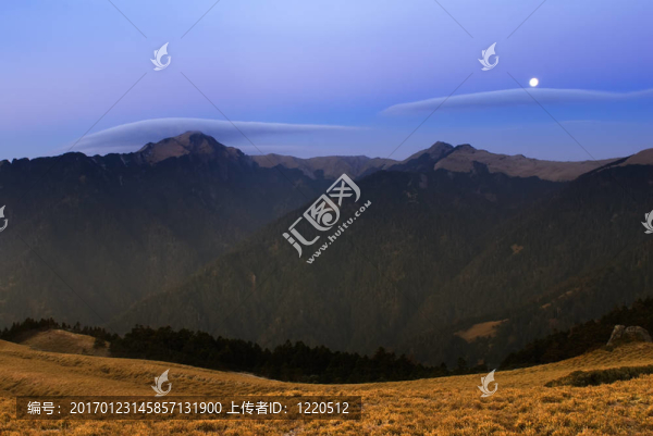 月亮升高，照在高高的山上。