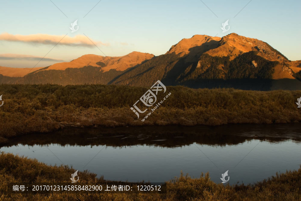 清晨的藍天山和金色的草原湖泊。